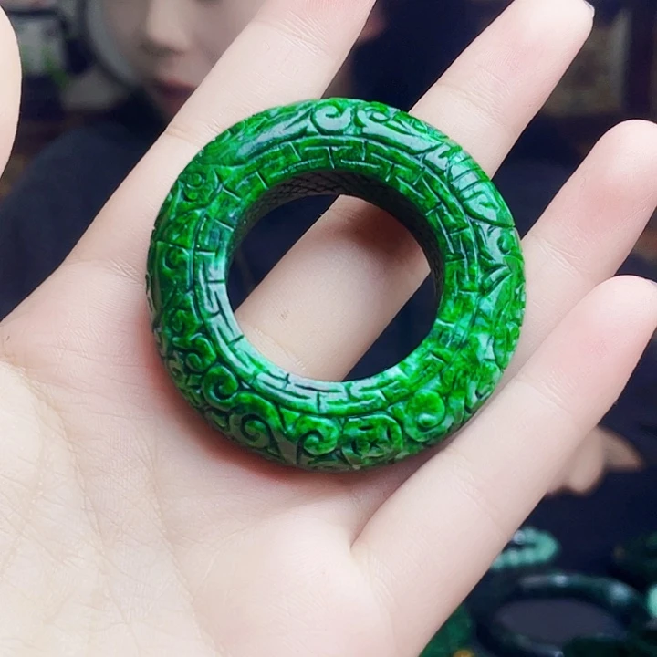 翡翠未镶嵌颈饰多样性