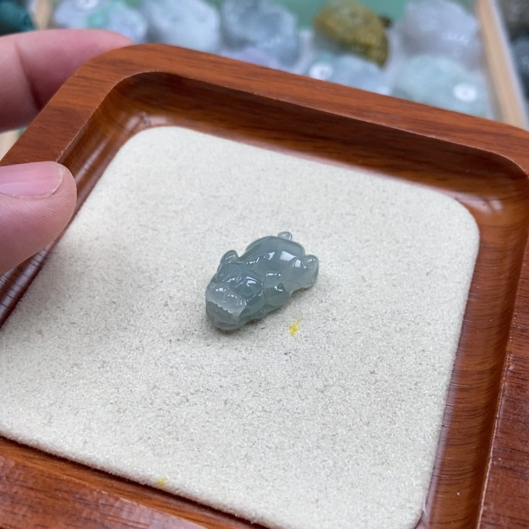 薇***翡翠未镶嵌颈饰如意