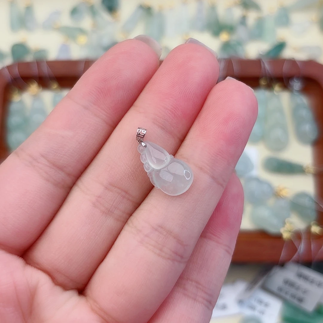 翡翠18K金镶嵌颈饰葫芦