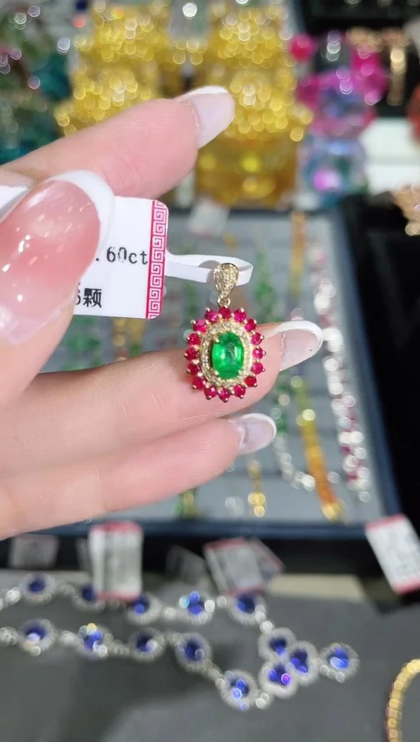 18K金镶嵌天然祖母绿吊坠