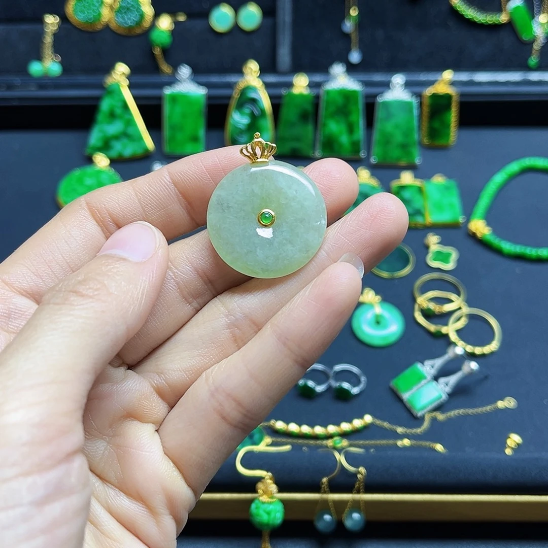 翡翠18K金镶嵌颈饰