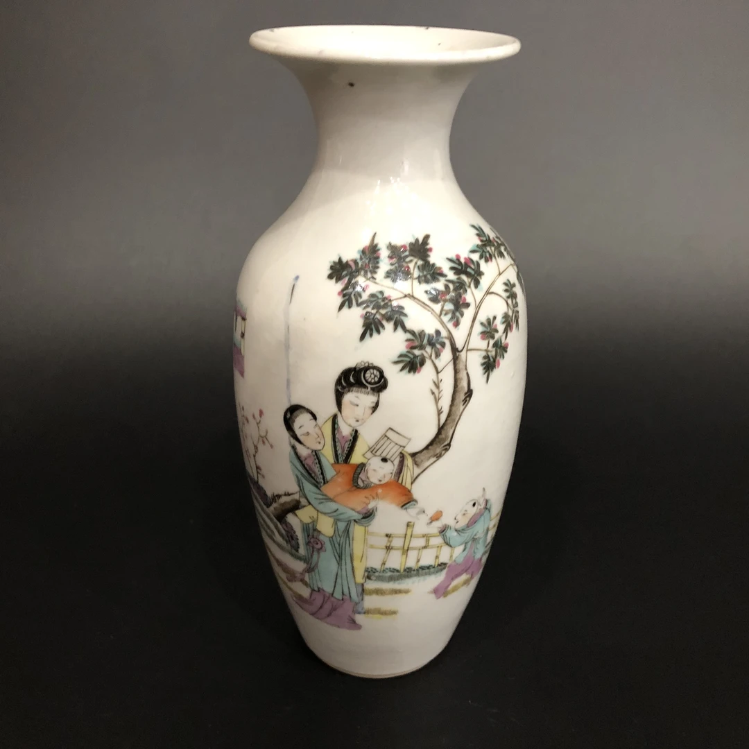 A02090民国粉彩人物故事赏瓶 高23cm