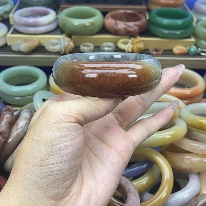 招***》石英质玉未镶嵌手镯