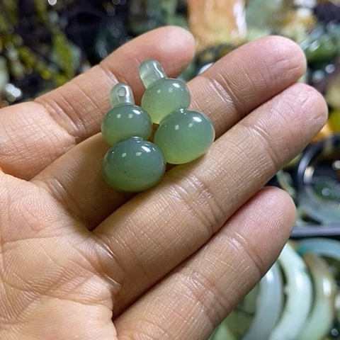 岫玉未镶嵌耳环一对