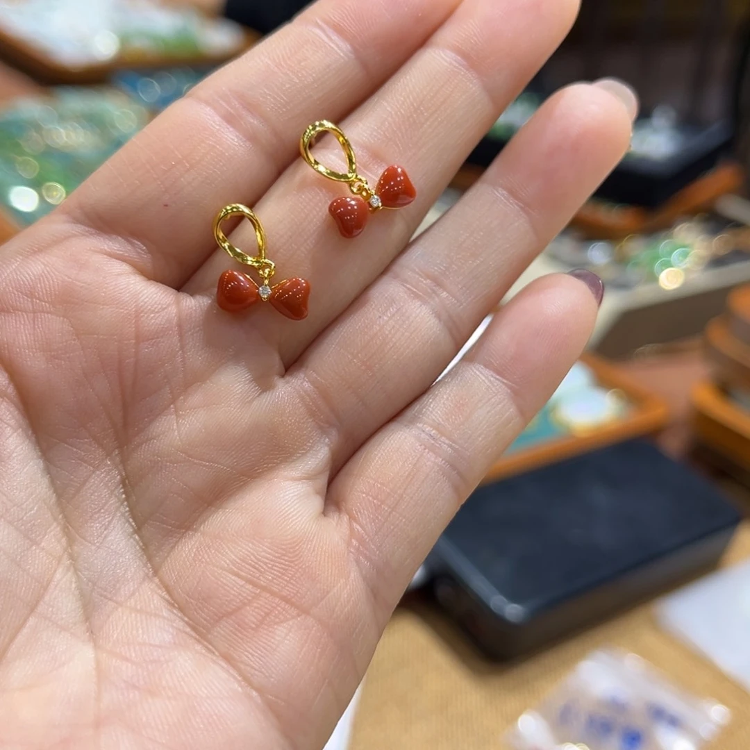 和田玉颈饰未镶嵌三**?