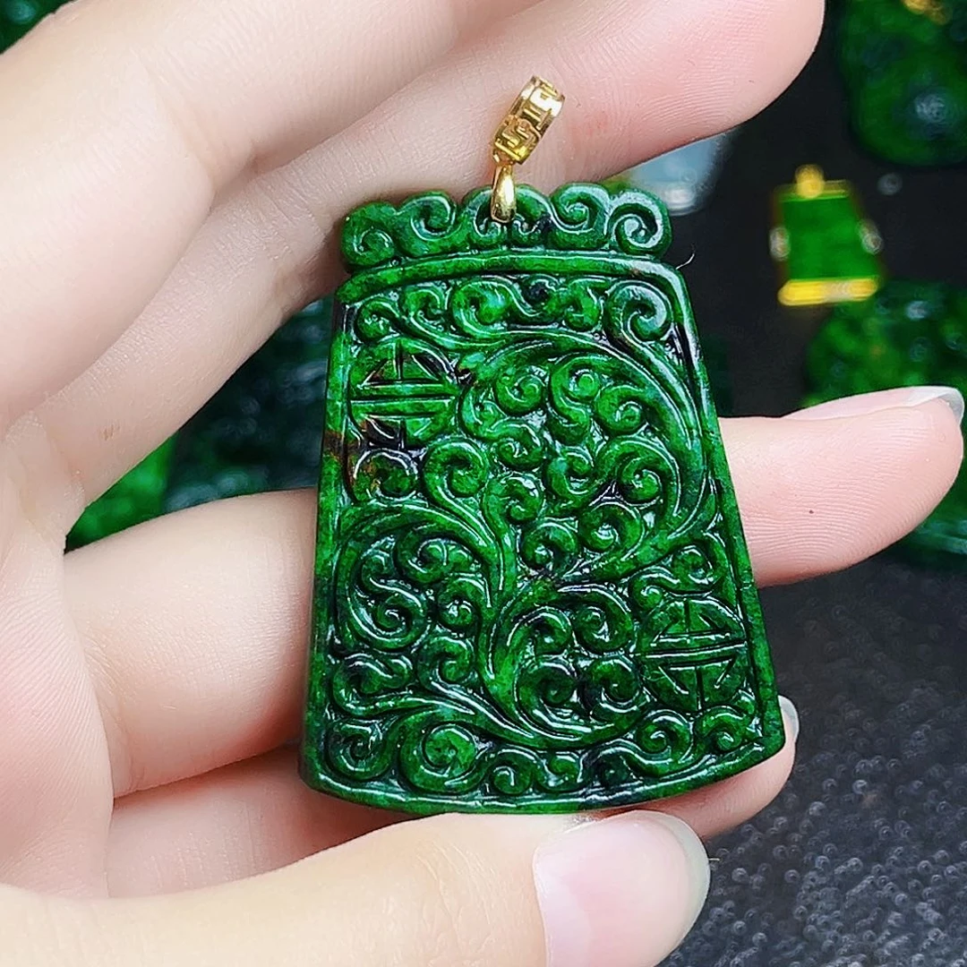 颈饰18K金镶嵌翡翠多样性