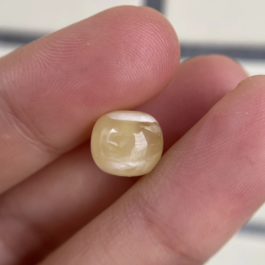 蜜蜡金胶白老型配饰10.0×9.0mm，保天然无优化杂裂，