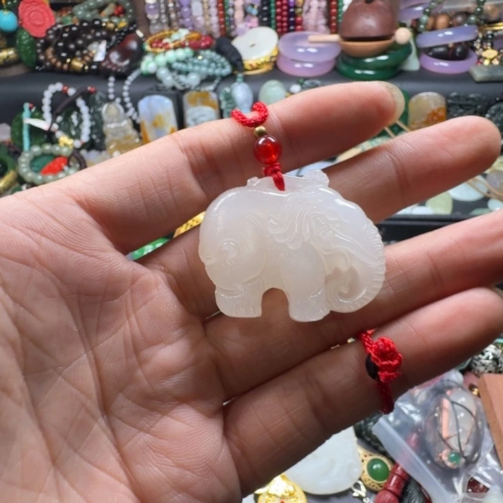 浮***云颈饰未镶嵌石英质玉（金丝玉）大象吊坠