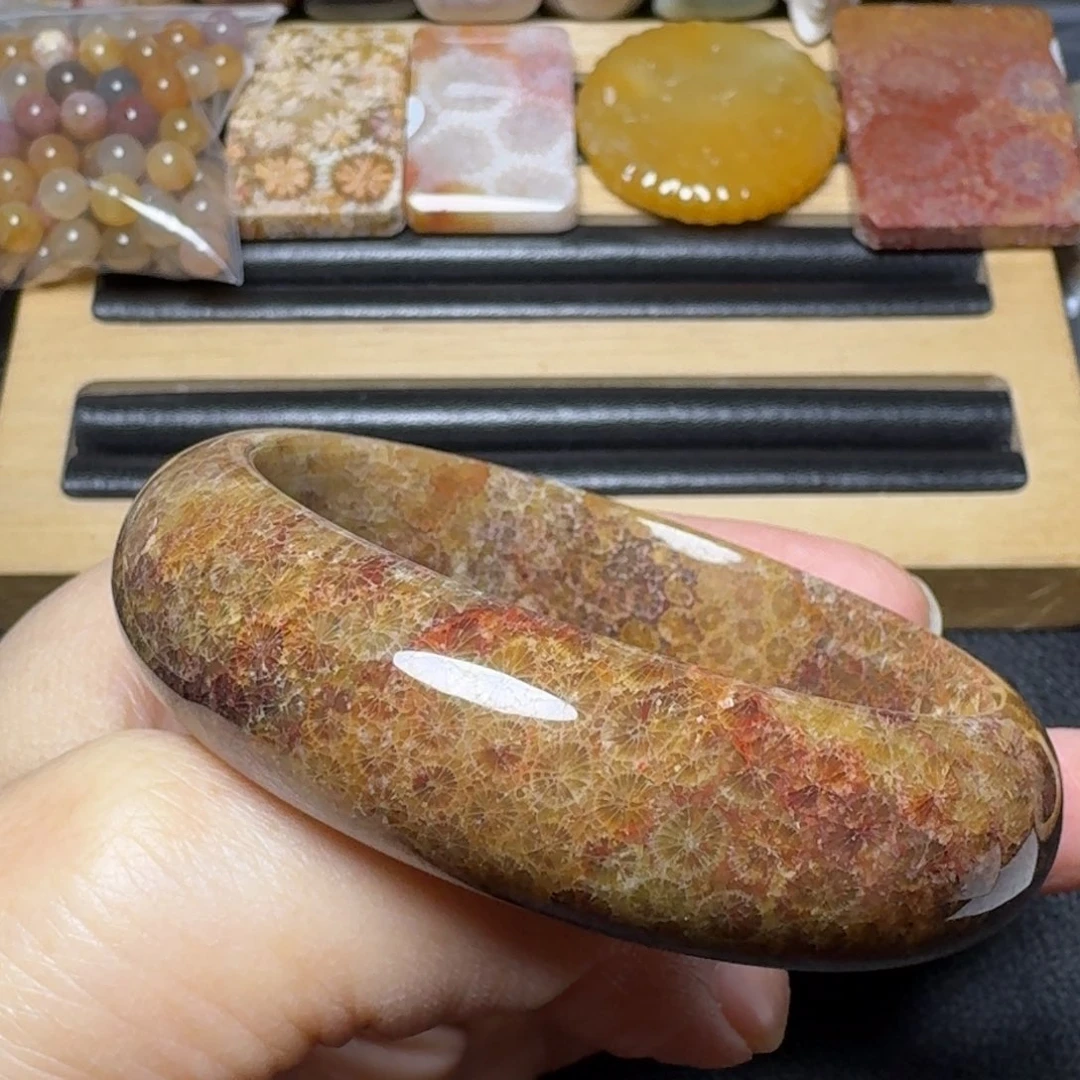 硅化玉54.5暗紫红 黄绿，盘盘未镶嵌