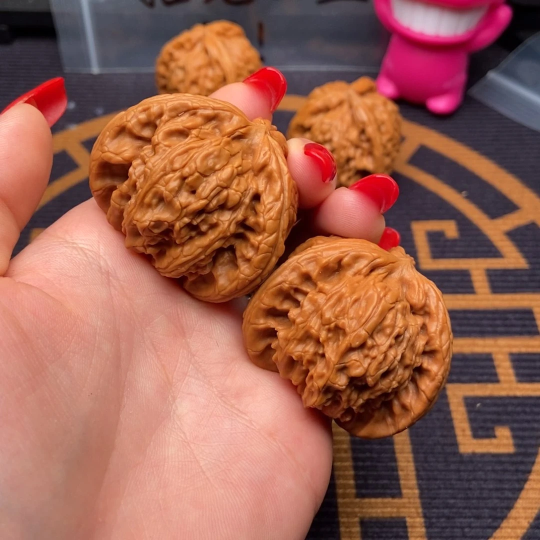 文玩核桃吊坠旭白狮