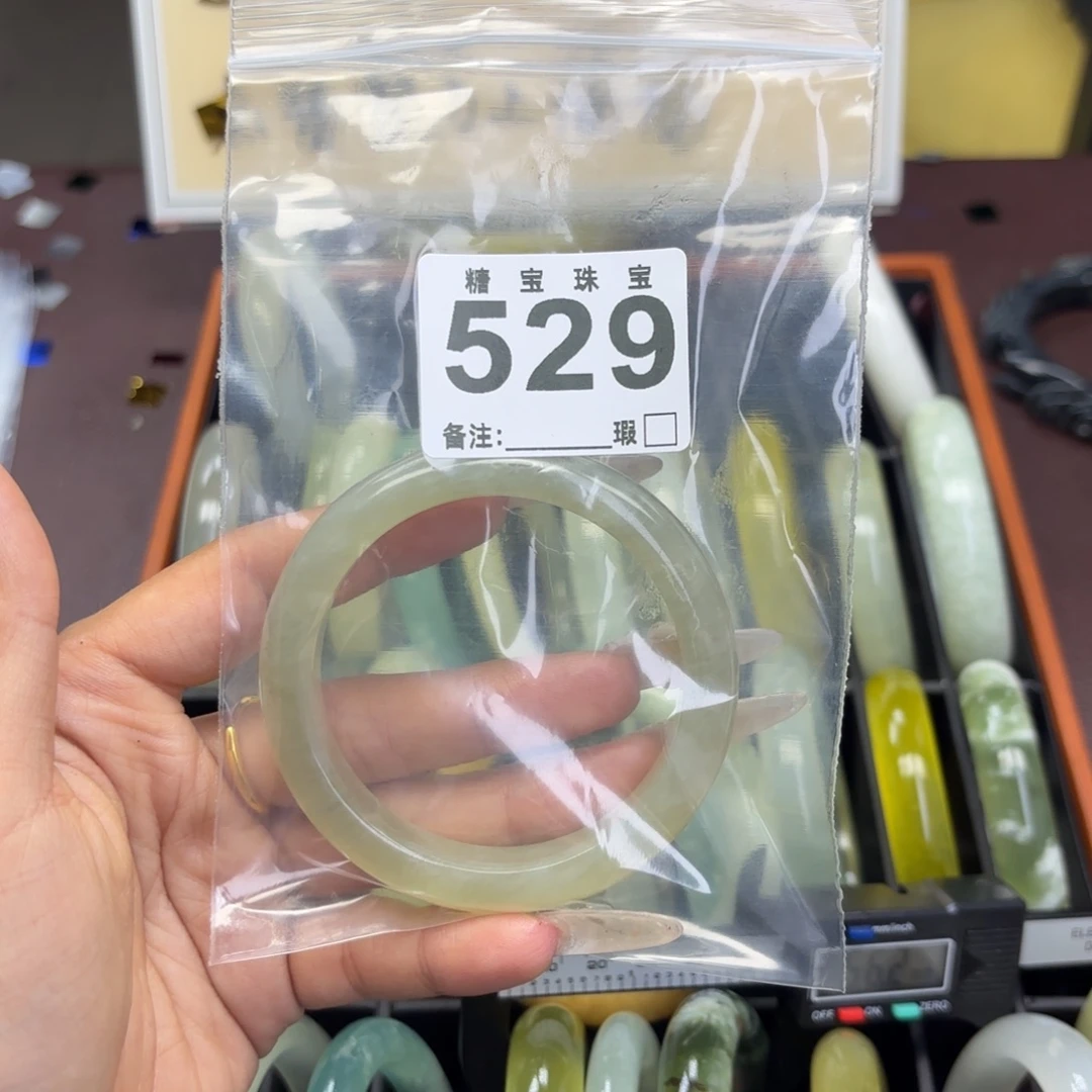 尾***尾蛇纹石玉未镶嵌手镯