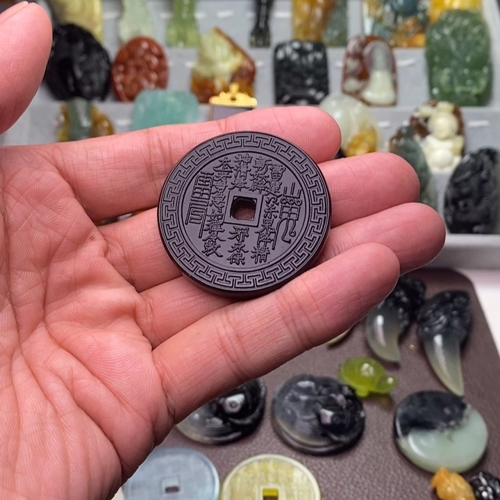 蛇纹石玉未镶嵌颈饰小**物