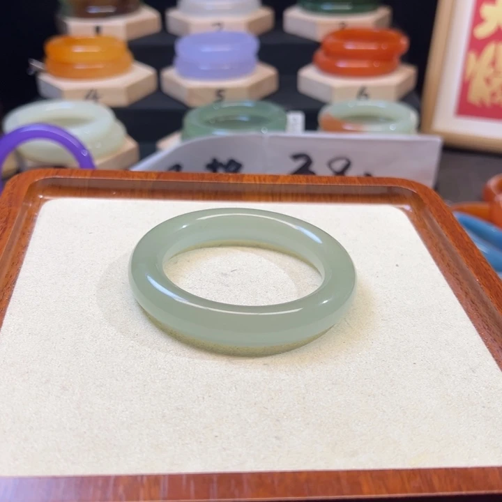 未镶嵌手镯石英质玉吉**莹