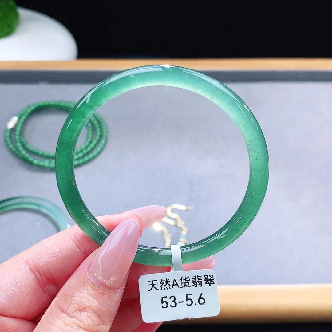 未镶嵌手镯（圆镯）翡翠