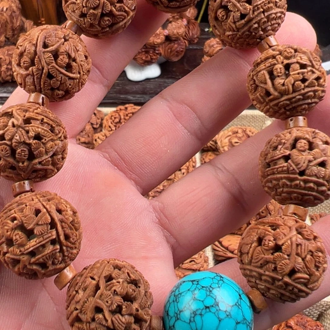 桃核吊坠桃核雕刻细密漏空八人雕