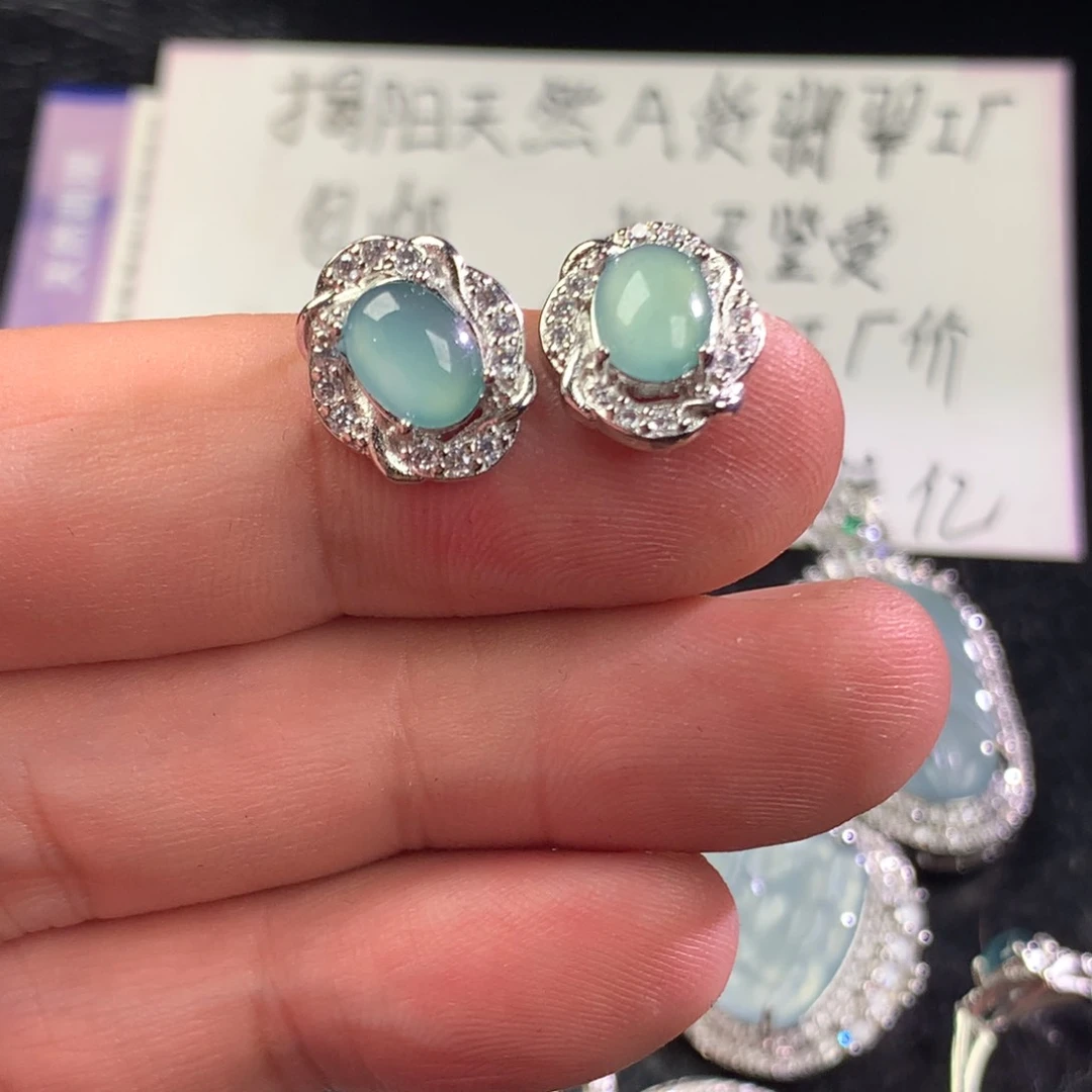 翡翠未镶嵌颈饰大耳钉