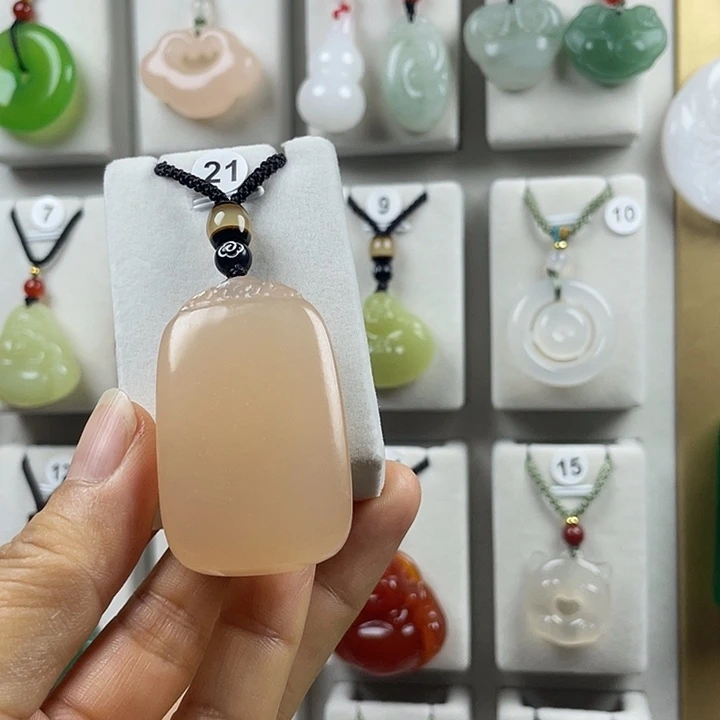 石英质玉未镶嵌颈饰