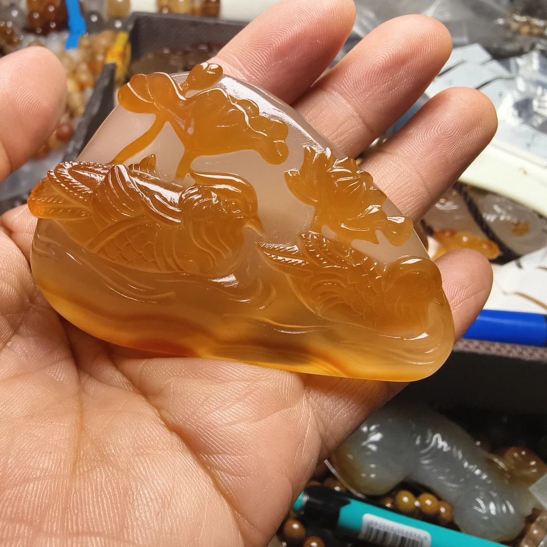 97号，北红玛瑙瑙鸳鸯戏水手玩件