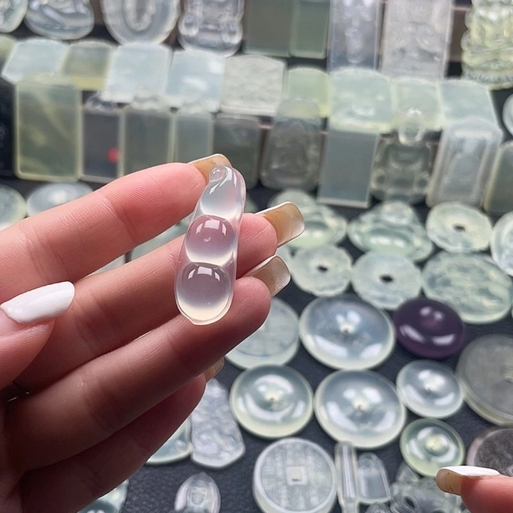 岫玉未镶嵌颈饰福豆