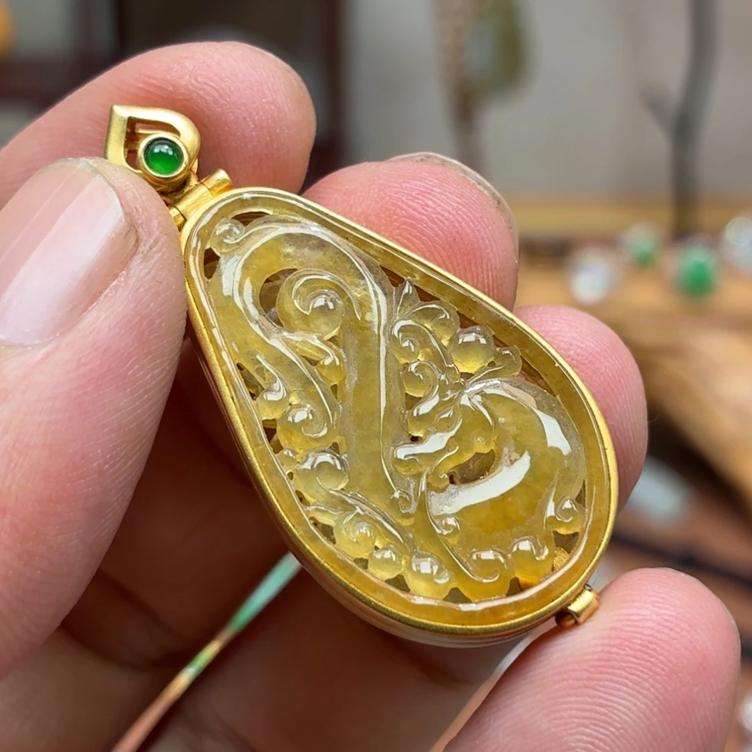 翡翠18K金镶嵌颈饰