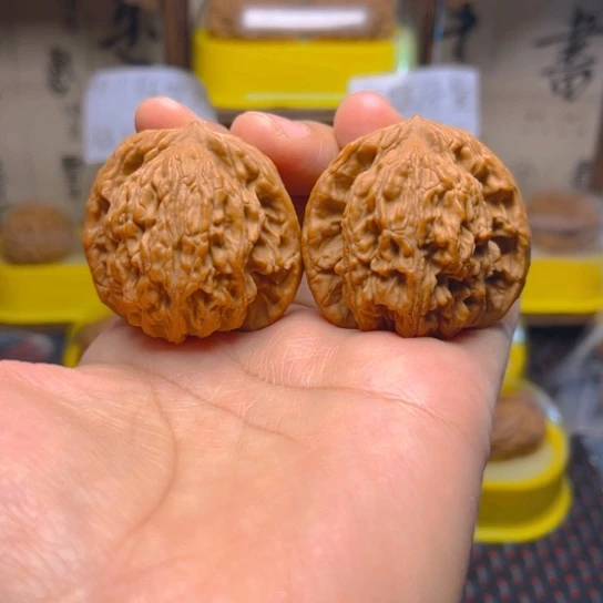 文玩核桃吊坠虎头