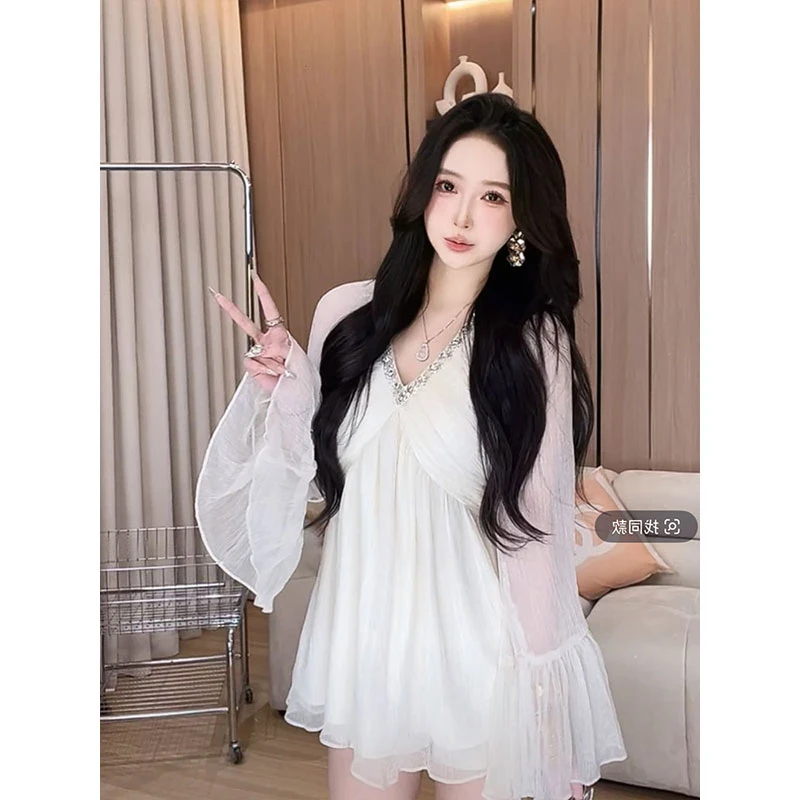 性感辣妹风烫钻V领喇叭袖上衣女2025夏季新款设计感轻薄微透小衫