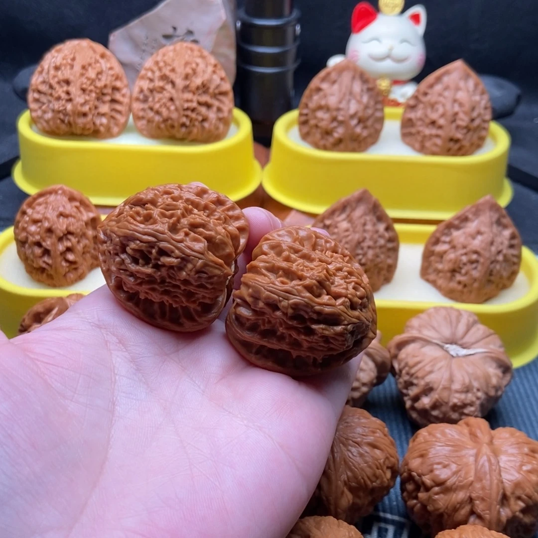 文玩核桃吊坠三角白