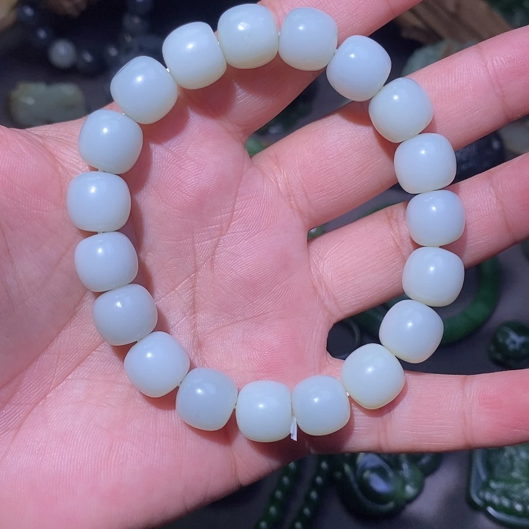 和田玉未镶嵌颈饰老****城