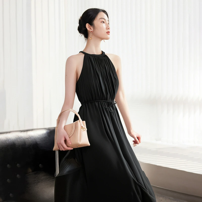 EP雅莹2025新款女装 压褶系带收腰背心连衣裙无袖小黑裙4228A