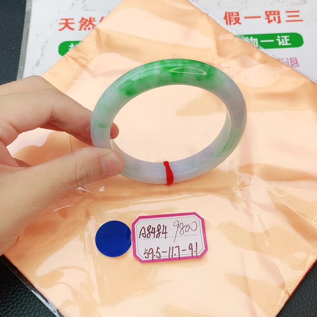 翡翠手镯未镶嵌翡翠