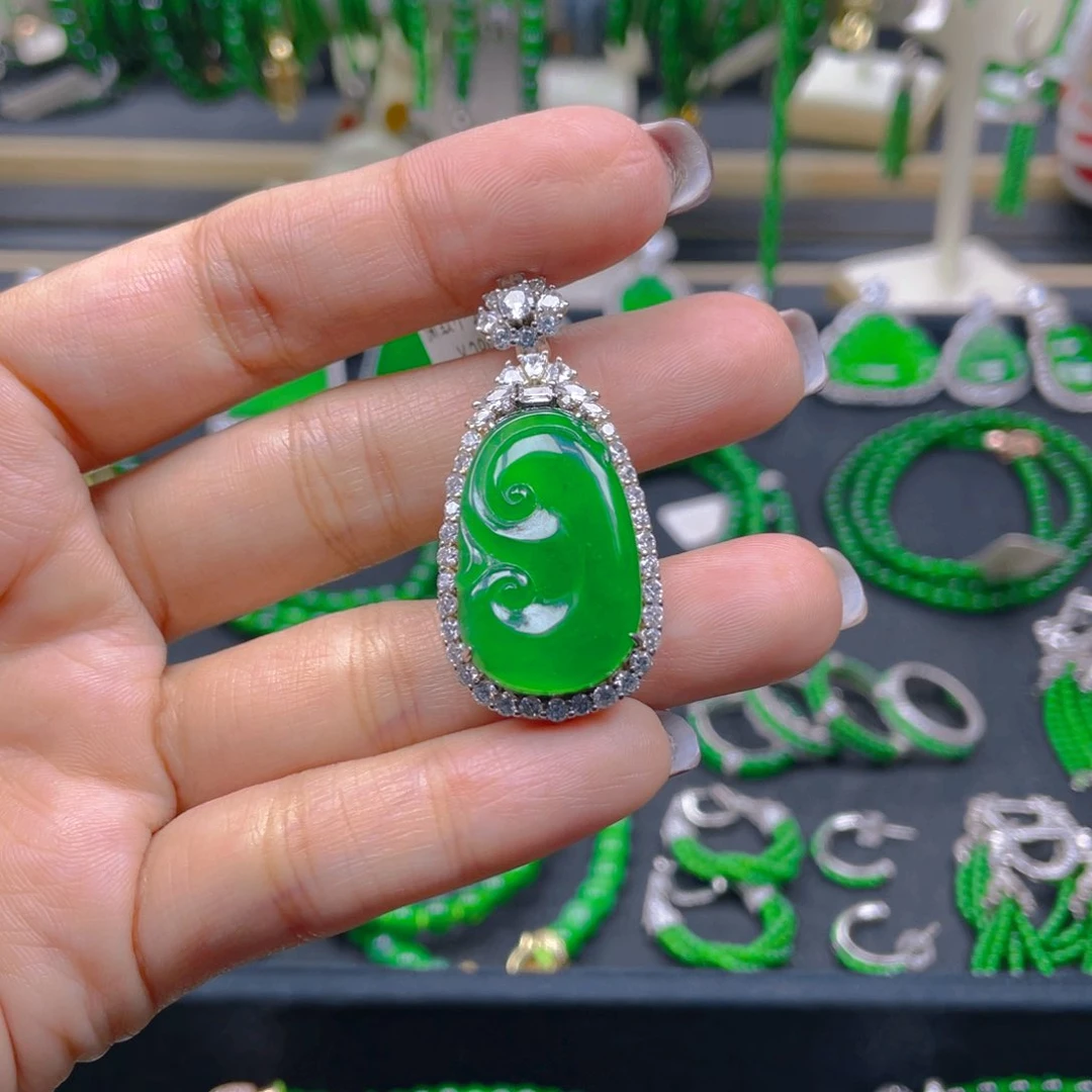 颈饰未镶嵌翡翠如意