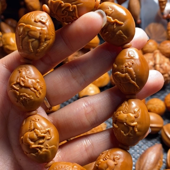 吊坠橄榄核八骏图