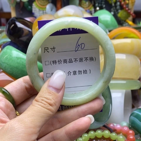 未镶嵌手镯石英质玉