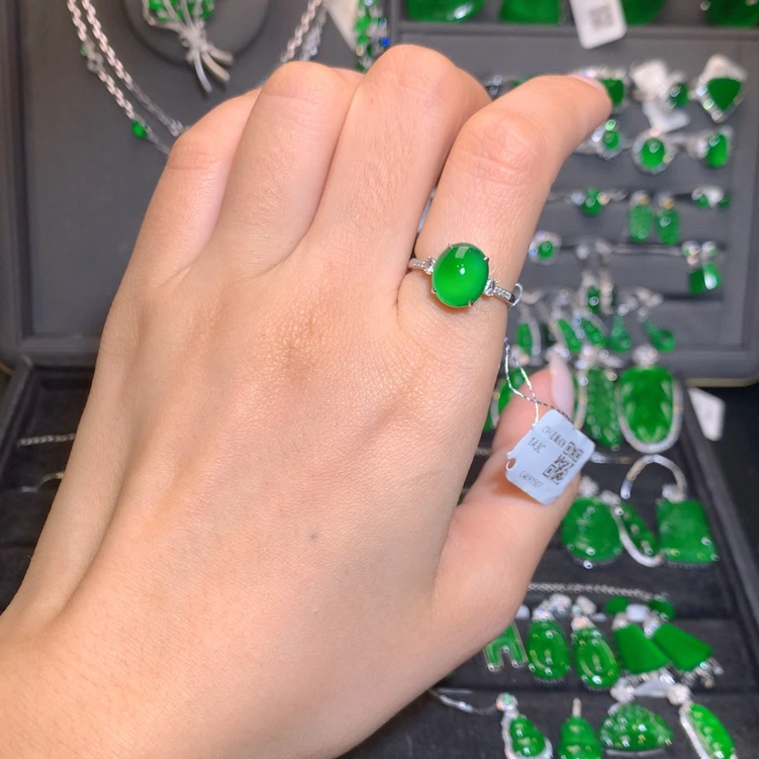 18K金镶嵌戒指翡翠蛋面