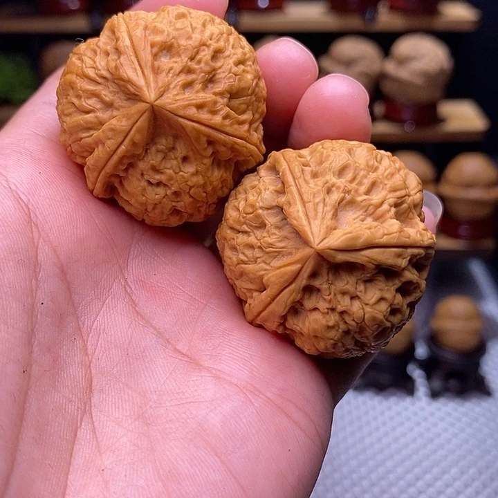 文玩核桃吊坠金鼎三棱56