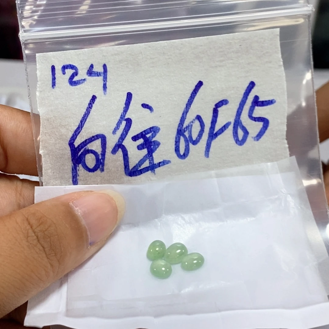 定制翡翠未镶嵌向***?我