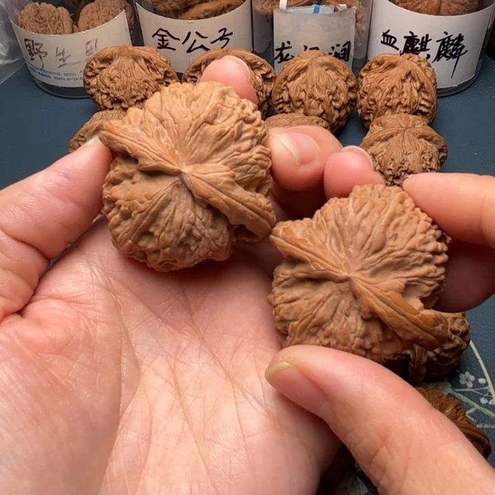文玩核桃吊坠43白狮子