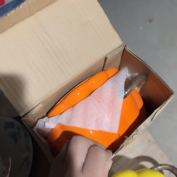 瓷橙色的炖盅  一个