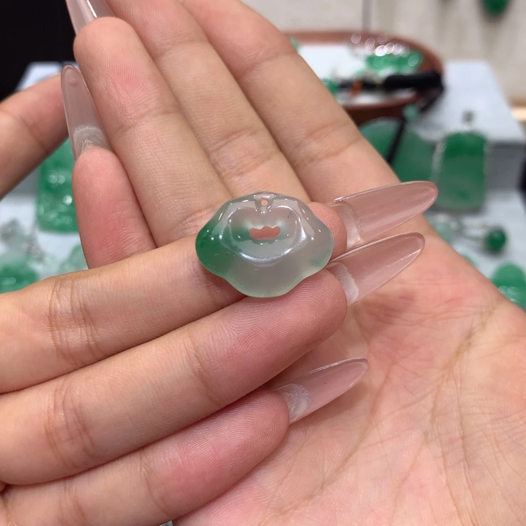 石英质玉（非洲翠）未镶嵌颈饰