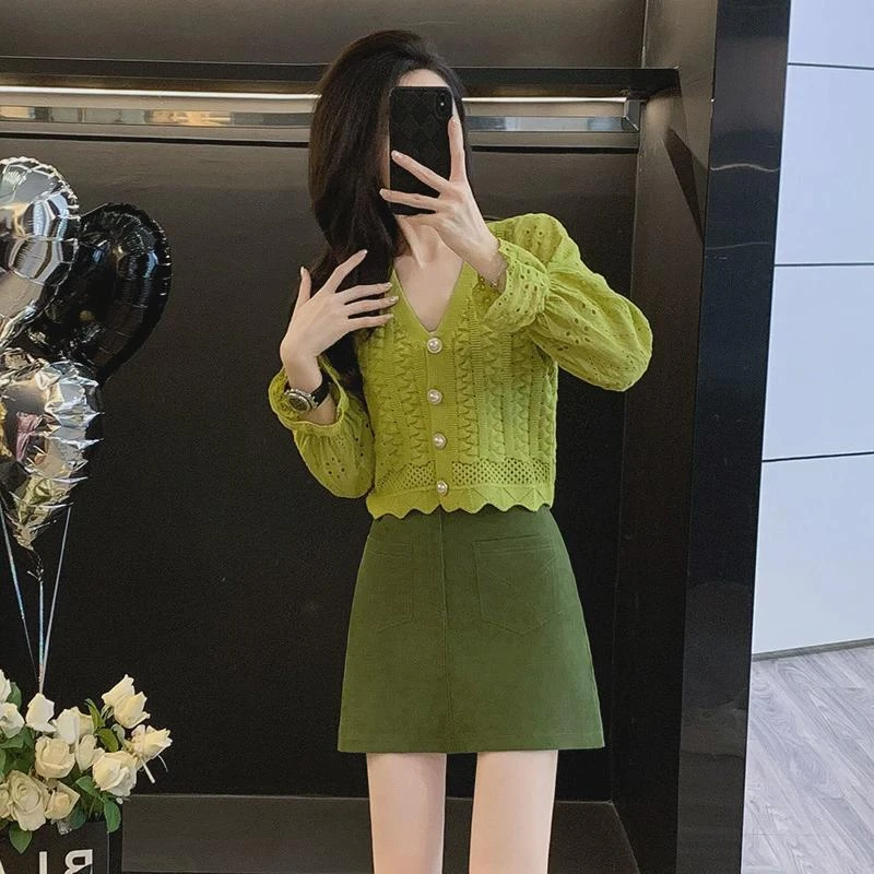 淑女气质时尚套装女2024秋小清新v领针织长袖上衣绿色短裙两件套