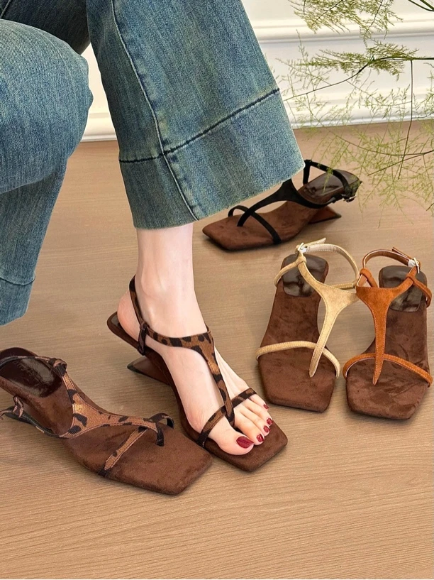 辣妹风~法式复古设计感夹脚凉鞋女2025夏季罗马高跟露趾方头女鞋