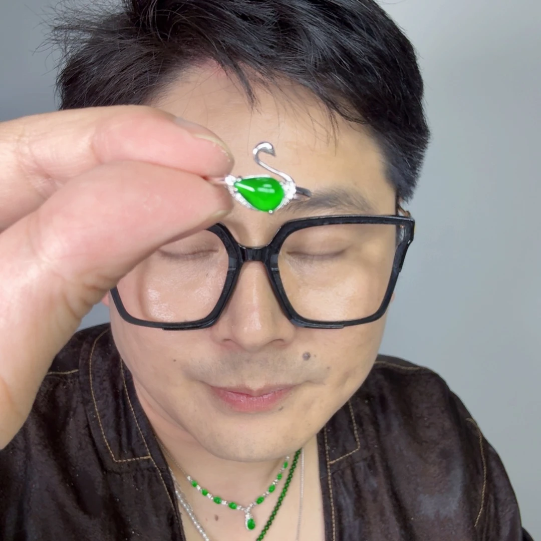 翡翠未镶嵌颈饰一件