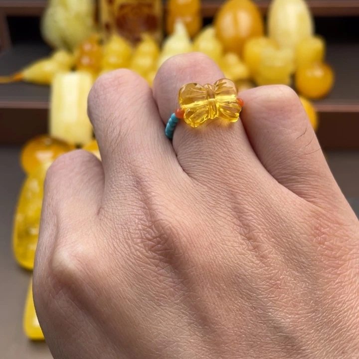 琥珀未镶嵌颈饰如图