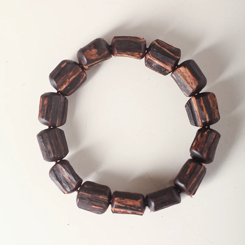 【海南小叶黄金甲夹层降真】 约10MM*15MM*15颗 随形原木雕塑