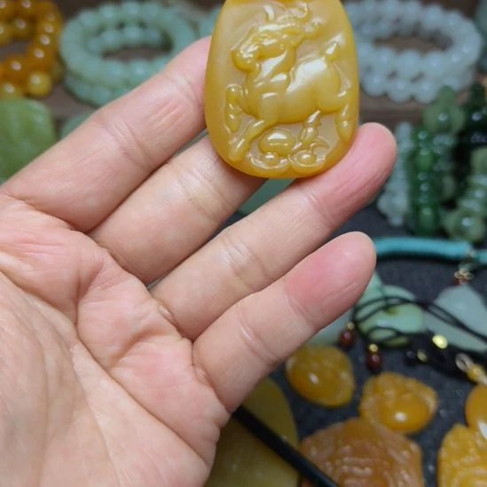 石英质玉（黄龙玉）未镶嵌颈饰