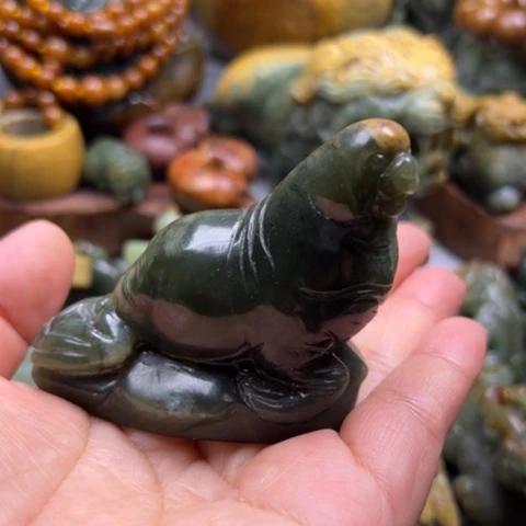 未镶嵌岫岩河磨玉（透闪石质玉）把件