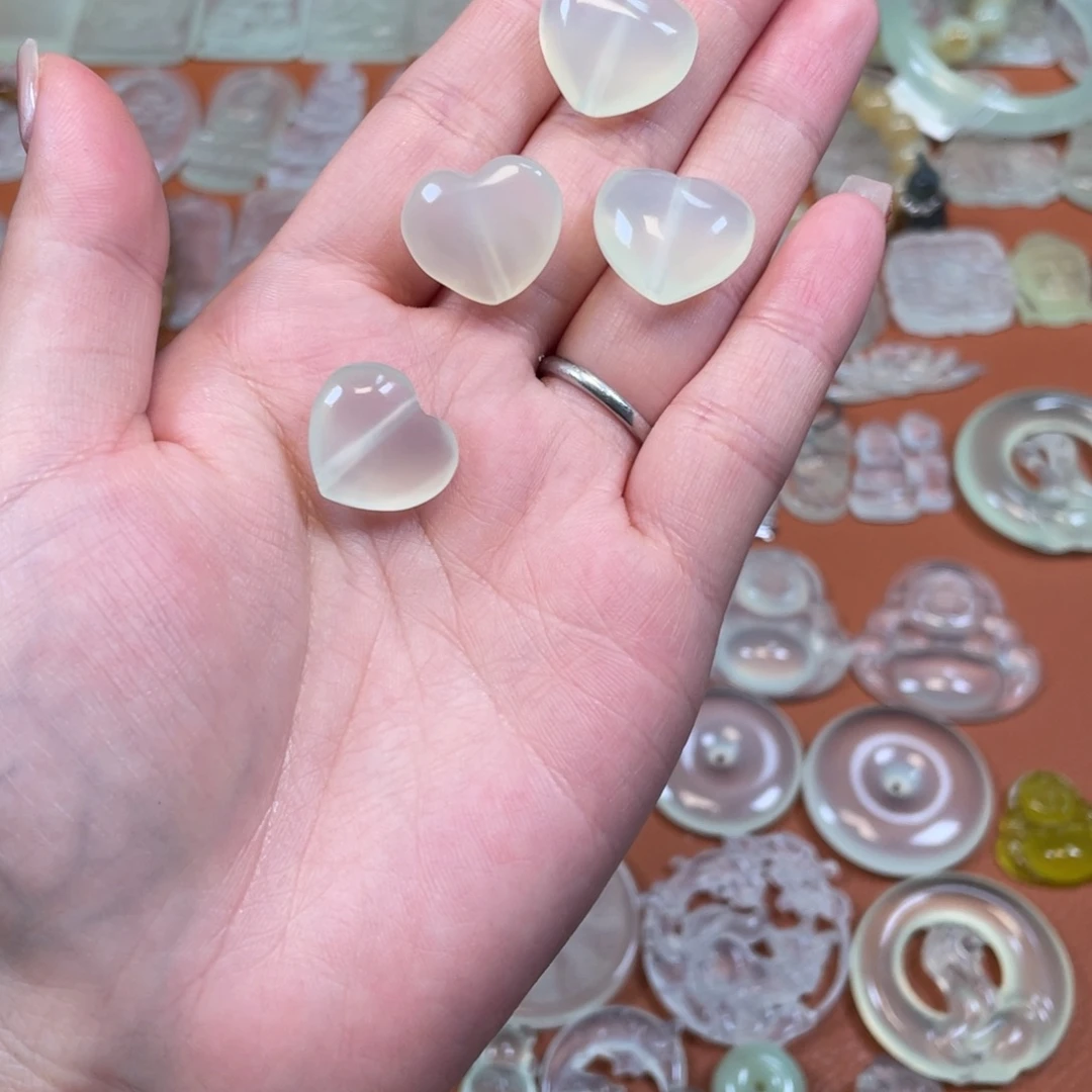 透闪石-蛇纹石玉未镶嵌颈饰