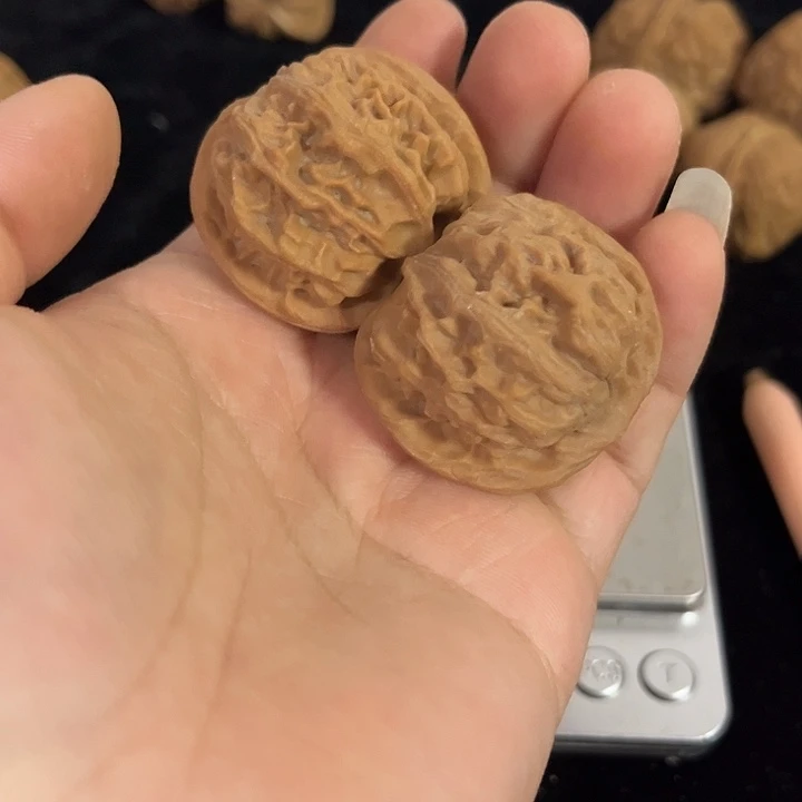 文玩核桃把件38左右天地狮子头，编号015