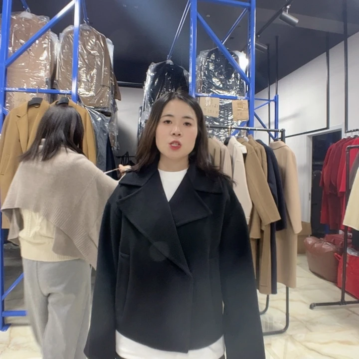 黑色短款一粒扣大衣