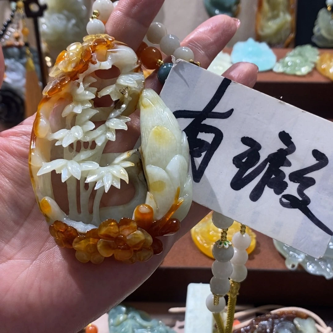 天***遥蛇纹石玉未镶嵌颈饰